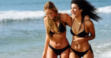 Mladé dívky na pláži v černých plavkách