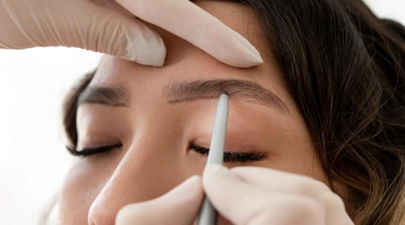 Laminace obočí vs microblading